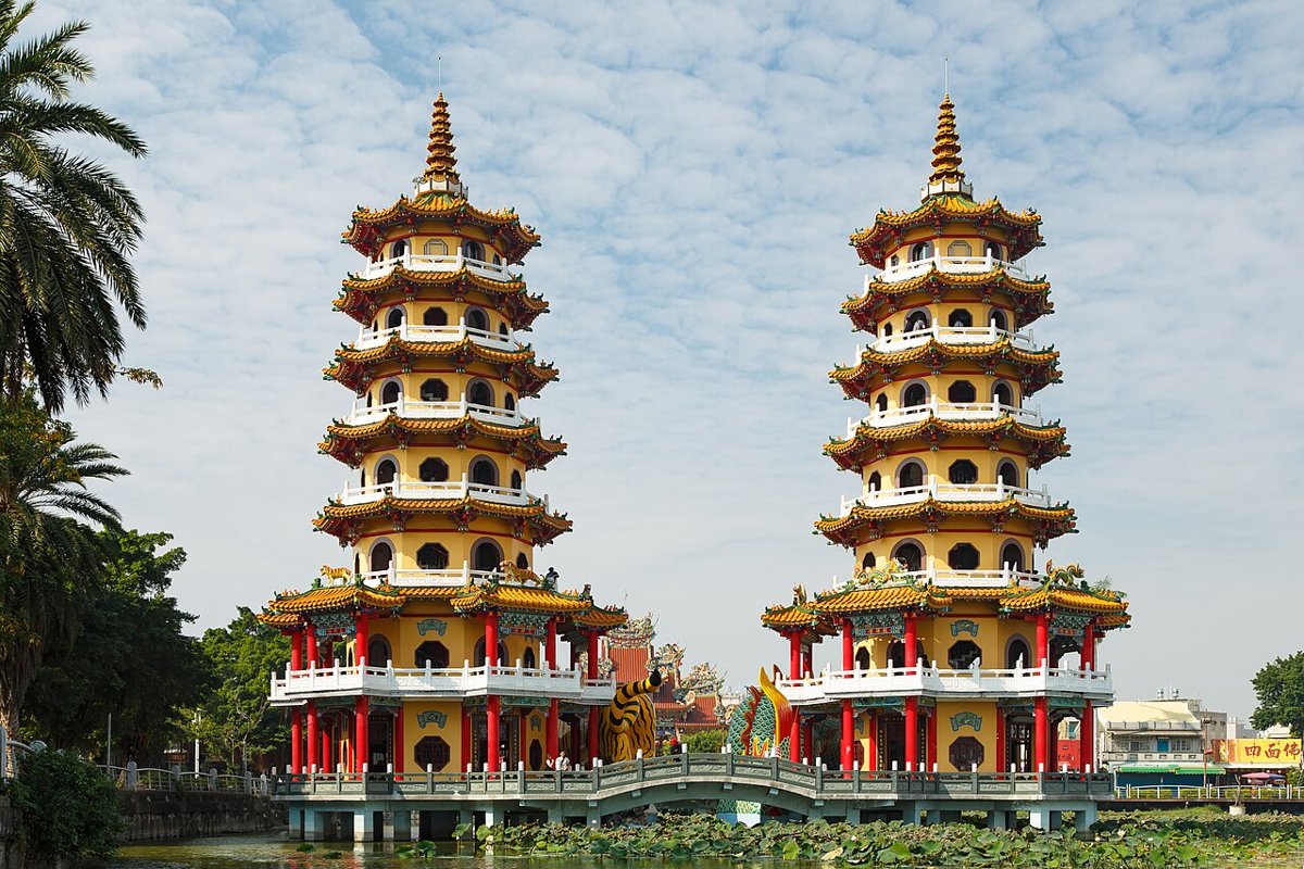Cặp tháp Rồng Hổ bên Đầm Liên Trì, điểm dừng chân không thể thiếu trong lịch trình Cao Hùng tự túc