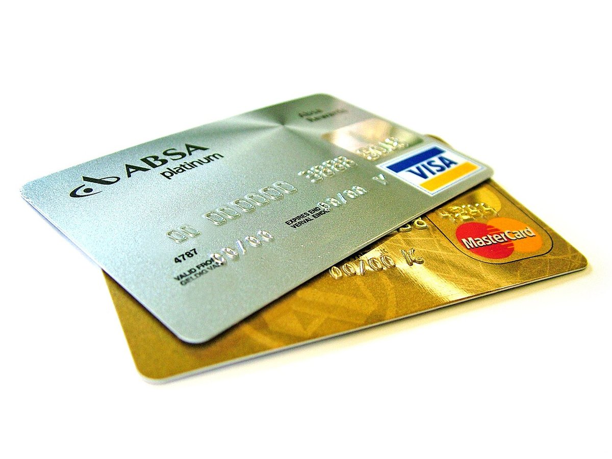 Thẻ tín dụng Visa và Mastercard – nhiều thẻ đi kèm bảo hiểm du lịch miễn phí