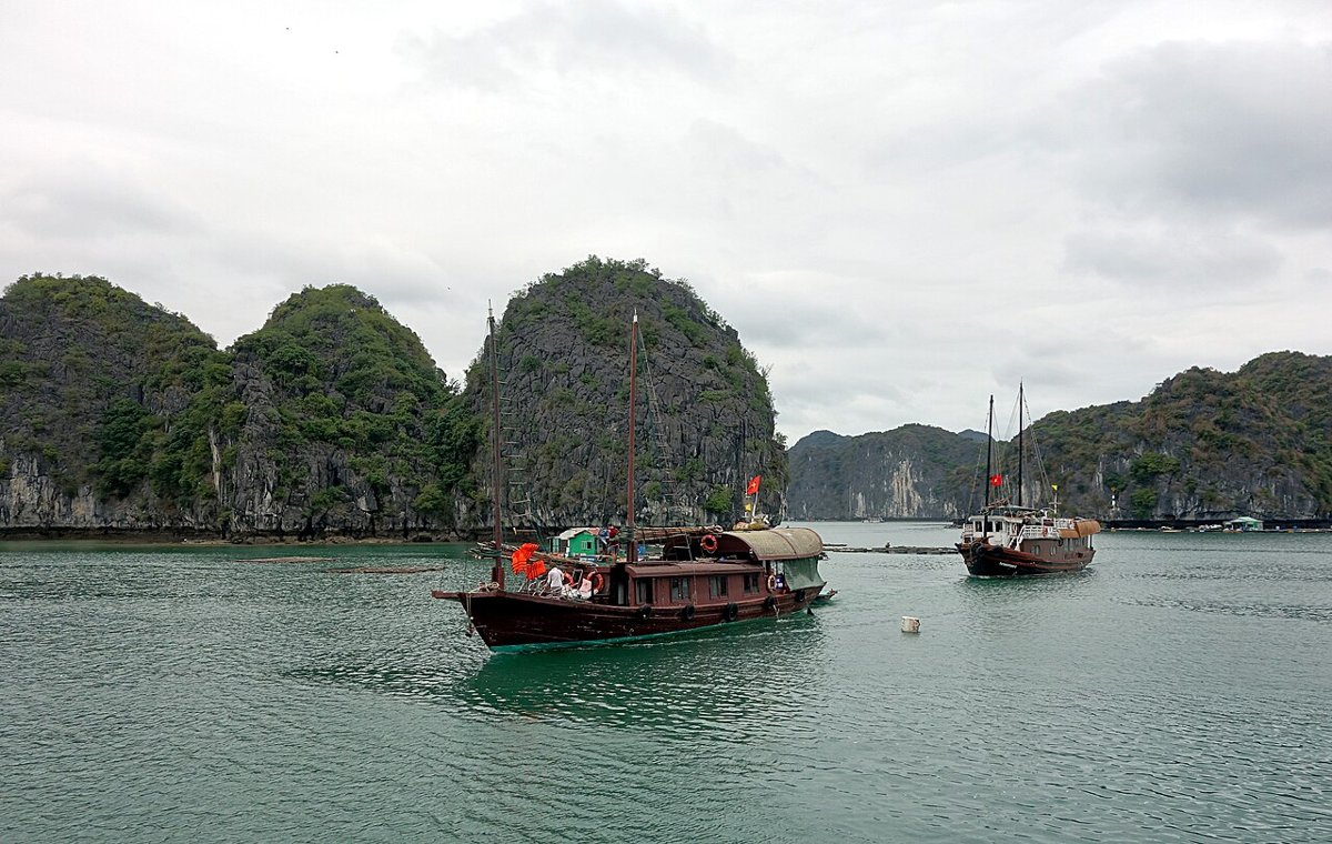Thuyền tham quan giữa vịnh Lan Hạ, Cát Bà trong lịch trình 3 ngày 2 đêm