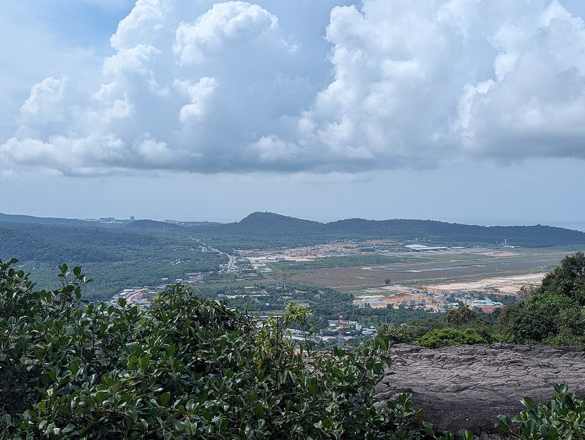 Toàn cảnh khu vực sân bay quốc tế Phú Quốc nhìn từ trên cao, tuyến bay ra đảo ổn định hơn mùa biển động